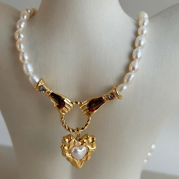 Heart in good hands pearl necklace